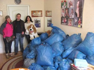 Ob Osteuropa- und Ukrainehilfe (hier ein shoutoutloud-Team in Kiev, das Spenden überreicht) …