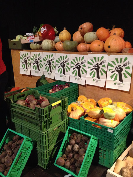 Gemüse und Obst, das es nicht in die Supermarktregale schafft (und somit entsorgt werden würde) wird für die Slowfood-Schnippelpartys direkt vom Bauern abgeholt.