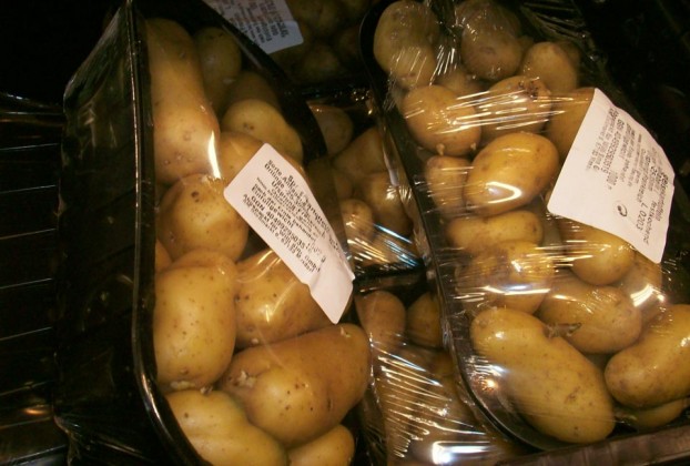 … Kartoffeln (in Plastik, klar) …