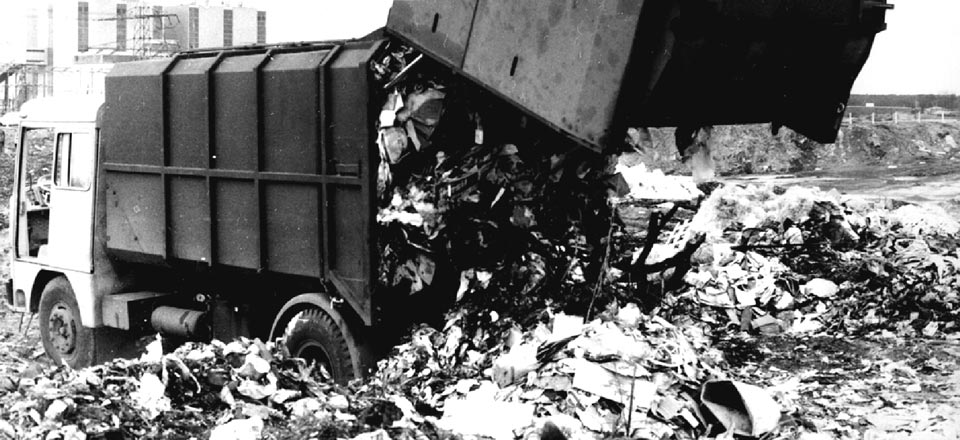 RSTKLTR_-SASE-Museum#2 Historische Aufnahme eines Müllwagens beim Müll abladen