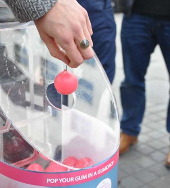 Kaugummiboxen: Die Kaugummis (und die Plastikkugeln) werden später recyclet