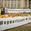 Die von Misereor und Leere Tonne vor dem Bundestag aufgestellte »Tafel der Verschwendung« zum diesjährigen Welternährungstag ©Foto: Huber