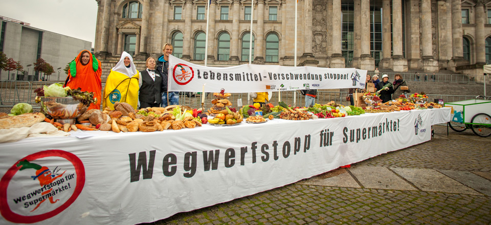 Die von Misereor und Leere Tonne vor dem Bundestag aufgestellte »Tafel der Verschwendung« zum diesjährigen Welternährungstag ©Foto: Huber
