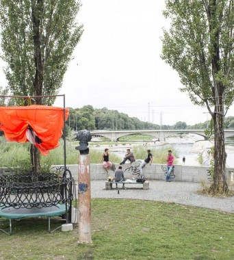 Corneliusbrücke: »Our Shower brings all the Surfers in the Yard«