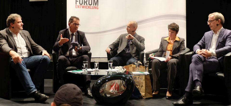 RSTKLTR-Unsere-Kleidung#2 Von links nach rechts: Berndt Hinzmann, (INKOTA-Netzwerk), Gerd Müller (Bundesminister für wirtschaftliche Zusammenarbeit und Entwicklung), Tobias Schwab (Moderation, Frankfurter Rundschau), Tanja Gönner (GIZ), Thomas Voigt (Otto Group) ©Foto: Sven Bergmann