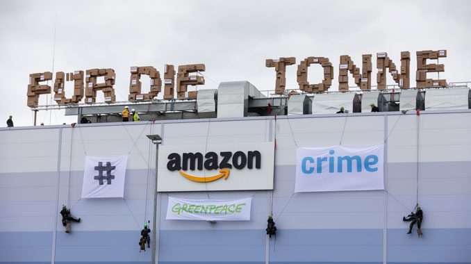 Protest at Amazon Logistics Center Winsen near HamburgAktion und Protest am Amazon Logistikzentrum Winsen nahe Hamburg